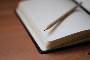 Stift auf Buch