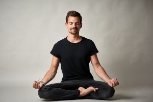 Jakob meditiert im Sitzen mit geschlossenen Augen