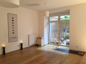 der Yogaraum der Yogaria mit Blick auf die Terrasse