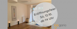 Titelbild der Eröffnungsfeier am 12.10.2019, ein runder Kreis in der Mitte zeigt das Datum und die Uhrzeit des Beginns, im Hintergrund sieht man das Logo und den Yogaraum der Yogaria