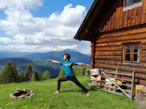 Christoph Yogapose Krieger 2 vor Bergkulisse