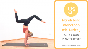 Titelbild für den Handstand Workshop mit Audrey, man sieht Audrey im Handstan in der Yogaria