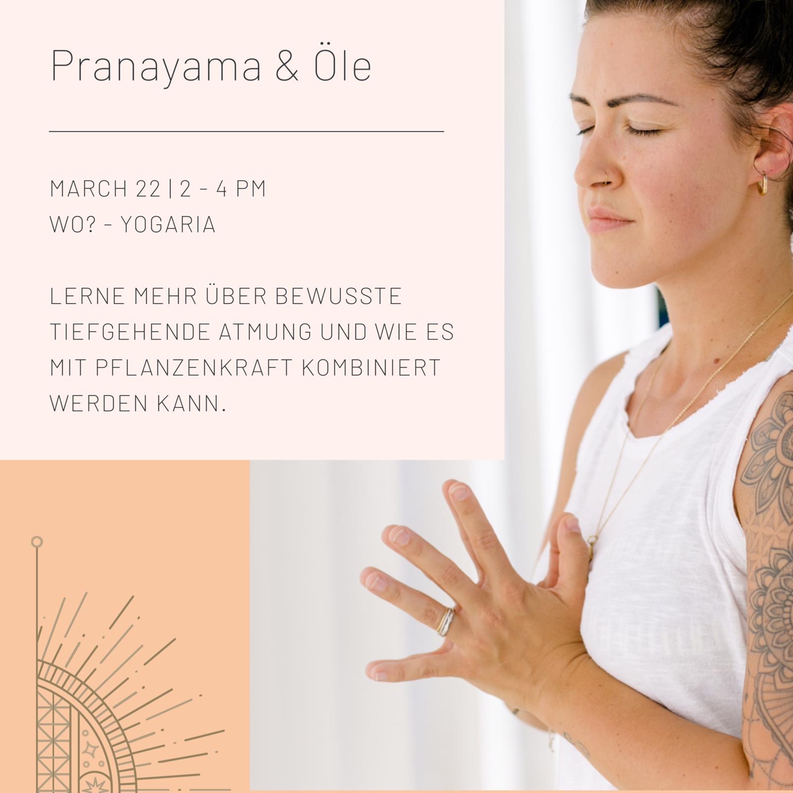 Tatjana rechts im Bild von der Seite mit den Händen in Namaskar, der Gebetshaltung, geschlossene Augen, meditativ, links oben eine Infobox mit den Details zum Workshop
