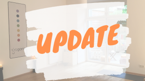Update Bild 7.4.20 im Hintergrund der große Yogaraum der Yogaria, darüber wie ein dicker weisser Pinselstrich auf dem in orangenen Buchstaben das Wort Update steht