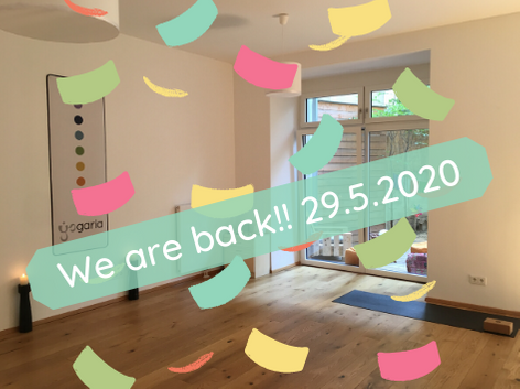 Yogaria is back der Yogaraum der Yogaria mit Blick zur Terrasse, in der Mitte befindet sich ein Banner mit der Aufschrift "We are back, 29.5.2020" und es sind Konfetti über das ganze Bild gelegt