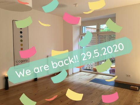 der Yogaraum der Yogaria mit Blick zur Terrasse, in der Mitte befindet sich ein Banner mit der Aufschrift "We are back, 29.5.2020" und es sind Konfetti über das ganze Bild gelegt