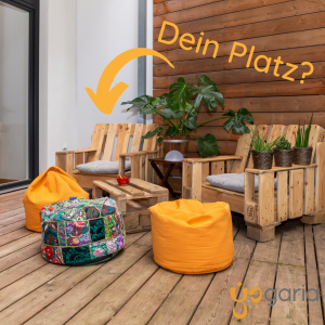 die Yogaria Terrasse mit Sitzmöbeln die leer sind.
