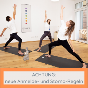 20201022 Storno neu 3 Yogis in der Position des Humble Warriors mit der rechten Hand zur Decke gehoben, das vordere Knie gebeugt und das hintere Bein gestreckt