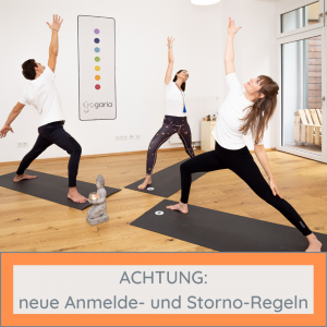 3 Yogis in der Position des Humble Warriors mit der rechten Hand zur Decke gehoben, das vordere Knie gebeugt und das hintere Bein gestreckt