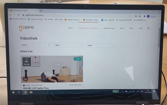 Foto von einem Laptop mit Internet, dort ist die Yogaria Homepage geöffent und man sieht die Yogaria Videothek,