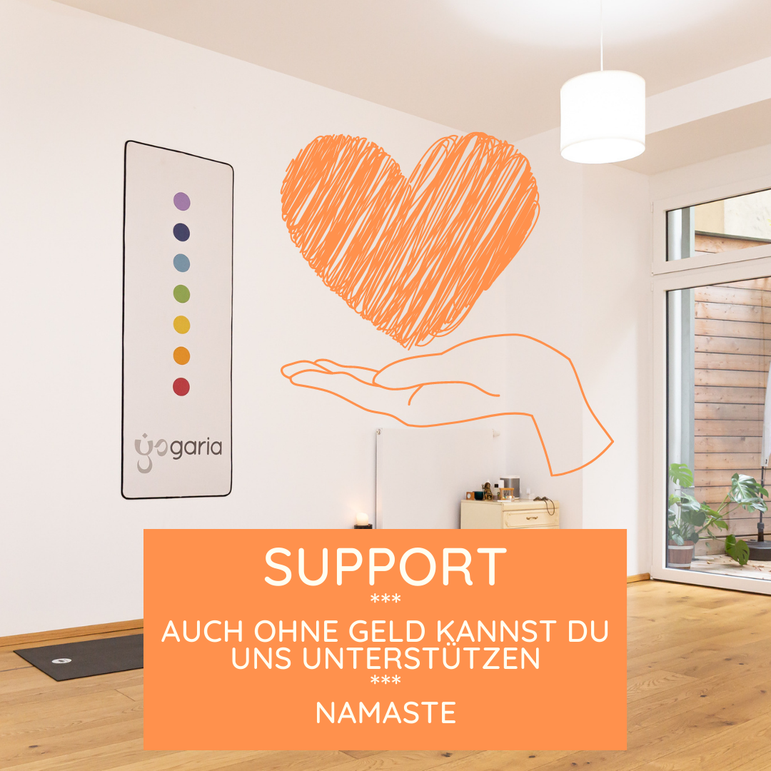 SUPPORT im Hintergrund des Bildes sieht man den Yogaraum der Yogaria, eine schwarze Yogamatte mit Yogablock liegt am Boden, man sieht die Terrassentür rechts im Bild