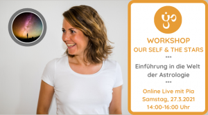 Pia trägt ein weisses T-Shirt und blickt zur Seite, sie lächelt, in der Ecke links oben befindet sich ein Kreis, in diesem Kreis sieht man die Umrisse eines Menschen vor einem sternenklaren Himmel bei Nacht, die Sterne scheinen in allen Farben des Regenbogens