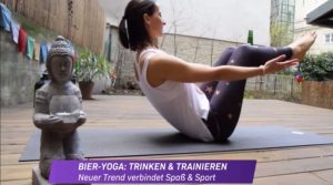 Klaudia in der Position das Boot, sie hat die Bierflasche zwischen ihre Unterschenkel eingeklemmt und die Arme zu den Seiten gestreckt