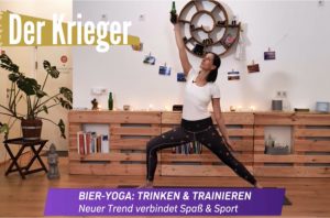 Klaudia in der Position des Sanften Kriegers mit einer Bierflasche in ihrer rechten Hand
