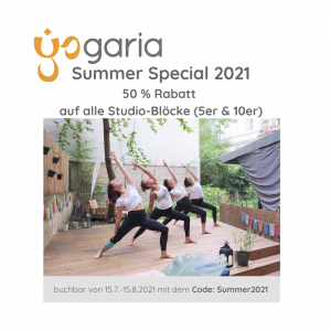 4 Yogalehrerinnen in der Haltung des Sanften Kriegers auf der Terrasse der Yogaria im Innenhof
