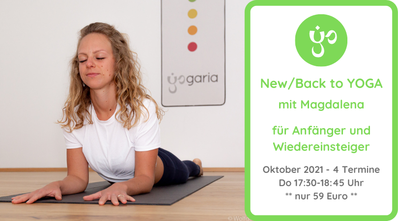 NewBack to Yoga Magdalena in der Position Sphinks auf einer schwarzen Yogamatte vor dem Yogaria Logo