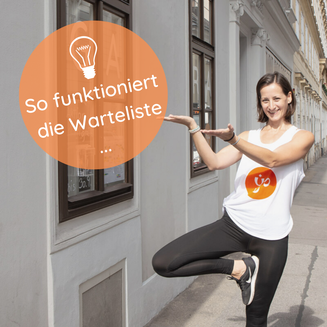 Klaudia steht auf der Straße vor der Yogaria und zeigt auf die Fenster, davor wurde ein orangener Ball eingezeichnet in dem sich der Text befindet