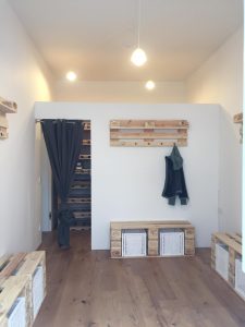 Blick in die Gardarobe der Yogaria
