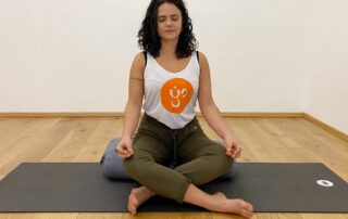 Anja, Yogalehrerin in der Yogaria, sitzend im Meditationssitz