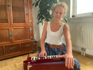 Mantra mit Harmonium