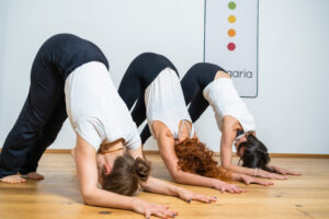 Foto 3 Personen praktizieren Yoga
