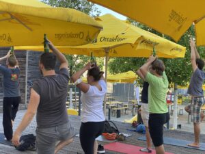 Foto 3 Personen praktizieren Bieryoga