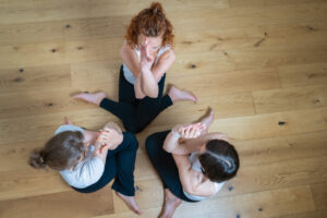 Foto 3 Personen praktizieren Gentle Flow und Meditation Yoga