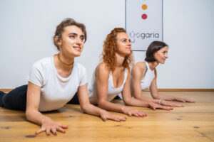 Foto 3 Personen praktizieren Yin Yoga