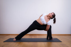 Yordanka in der Position Side Angle Pose