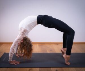 Magdalena in der Pose der Brücke auf ihrer Yogamatte