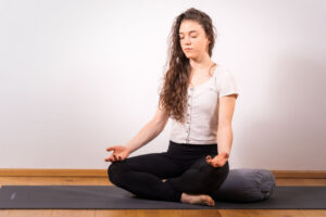 Ari meditiert auf ihrer Matte