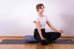 Paul meditiert auf ihrer Matte