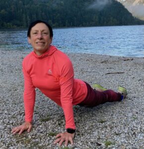 Wanda in der Position des Heraufschauenden Hundes